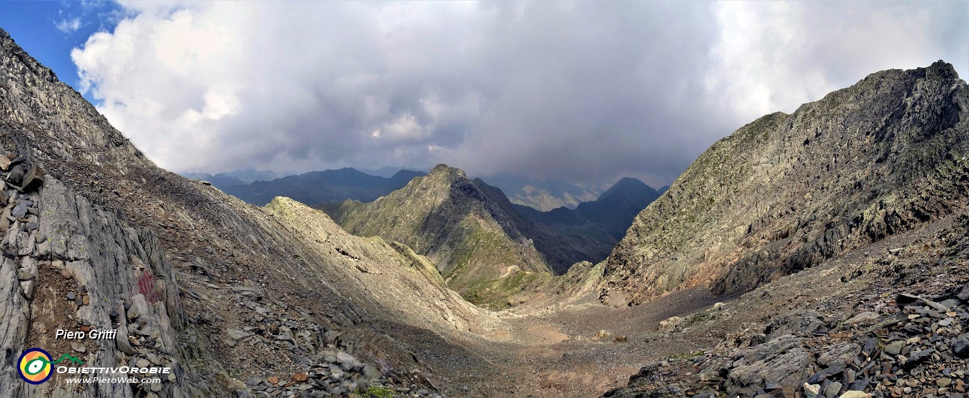 24 Dal canalone pietroso di salita a Cima Aga vista sul Passo e il Pizzo di Cigola  (2632 m).jpg